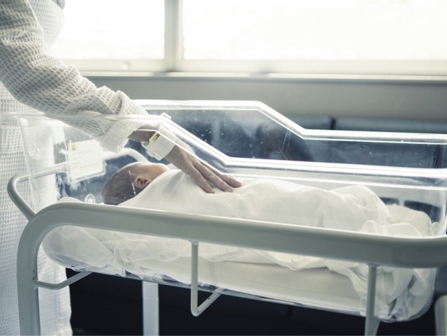 Дар Ҳиндустон аз шиками кӯдаки якмоҳа ду ҳомила ёфт шуд.