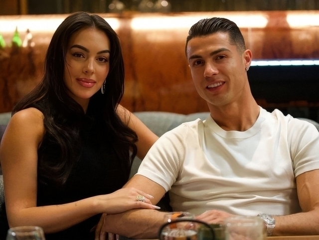 Роналду ба дӯстдухтараш пешниҳоди издивоҷ кард.