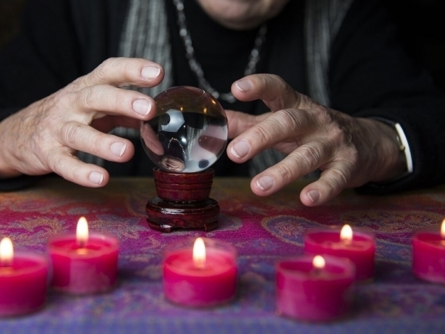 Дар Тоҷикистон акнун шахсоне, ки ба фолбину сеҳргар муроҷиат мекунанд, сахттар ҷазо дода мешаванд.