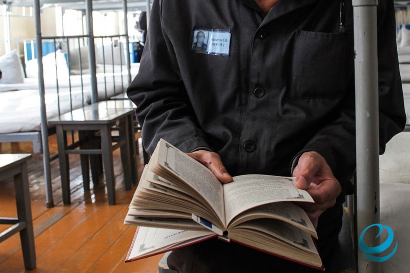 Дар Ӯзбекистон маҳбусон бо хондани китоб метавонанд муҳлати ҷазои худро кам кунанд